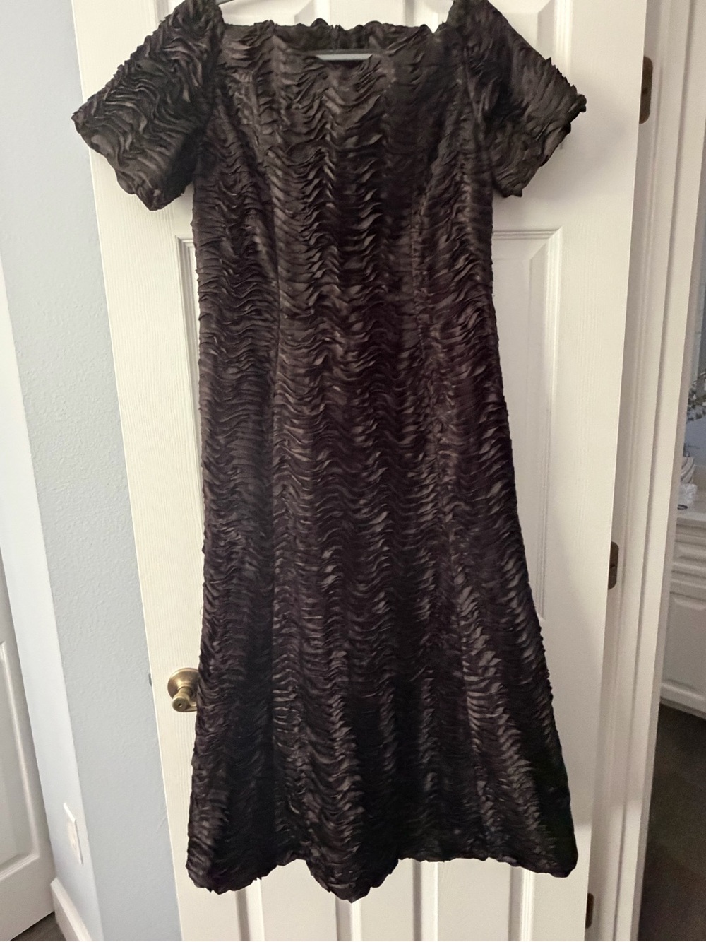 Elegant Black Textured Midi Dress with Short Sleeves
